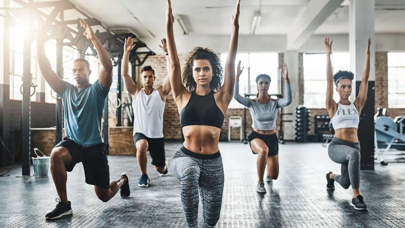 Gruppe von Menschen beim Training im Fitnessstudio
