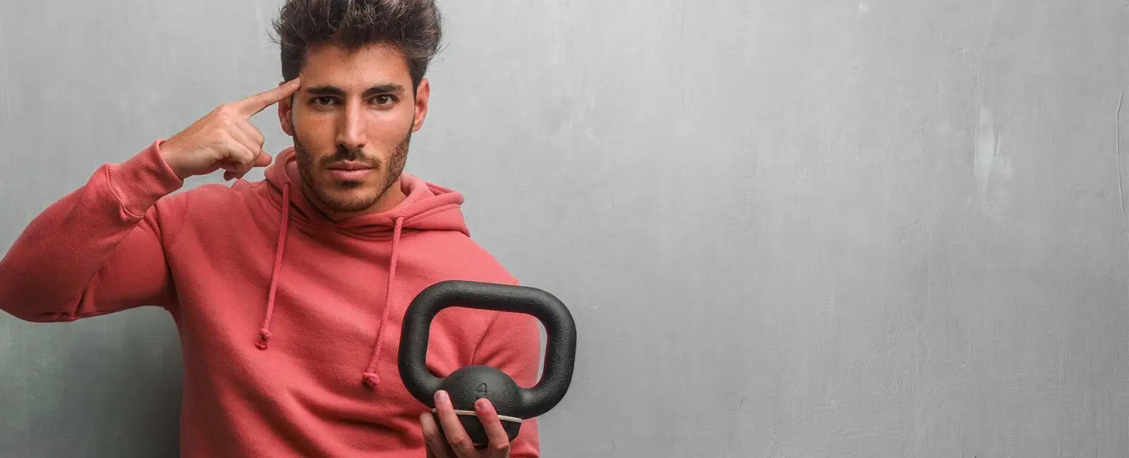 Mann beim Koordinationstraining mit einer Kettlebell